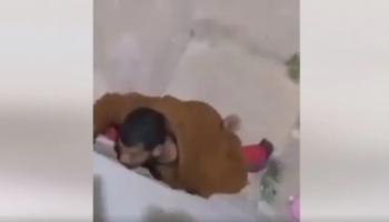 لحظة تجسس الحارس على الطالبات