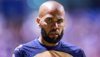 داني ألفيس لاعب برشلونة السابق