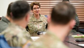 الجنرال جاكلين فان أوفوست قائدة قيادة النقل الأمريكية