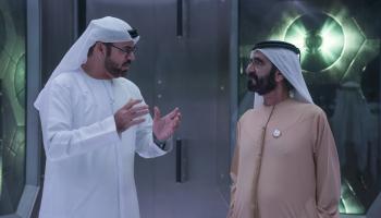 الشيخ محمد بن راشد آل مكتوم يستمع إلى محمد عبدالله القرقاوي 