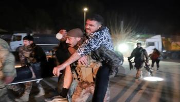 إجلاء أحد المصابين جراء الزلزال