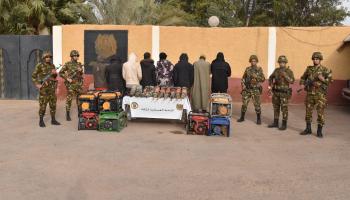 عناصر من الجيش الجزائري مع بعض المضبوطين
