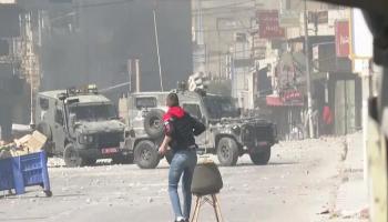 صبي فلسطيني في مواجهة آليات عسكرية إسرائيلية