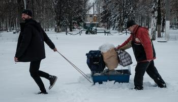 مواطنان أوكرانيان يفران من مناطق الحرب