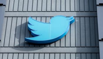 شعار تويتر على المقر  الرئيسي للشركة