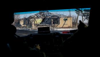 منزل مدمر في قرية تيرني بمنطقة دونيتسك (أ ف ب)