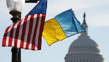 علما أمريكا وأوكرانيا قرب البيت الأبيض- أرشيفية