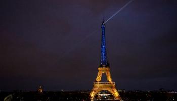 La Tour Eiffel illuminée aux couleurs de l'Ukraine