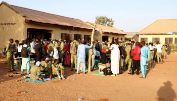 مسؤولو مراكز الاقتراع ينتظرون الحصول على أوراق التصويت - رويترز