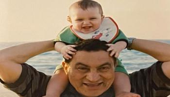 الرئيس المصري الأسبق حسني مبارك برفقة حفيده عمر - أرشيفية