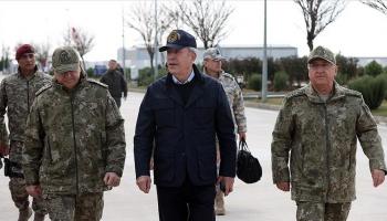 وزير الدفاع التركي خلال الجولة التفقدية - وكالة أنباء الأناضول