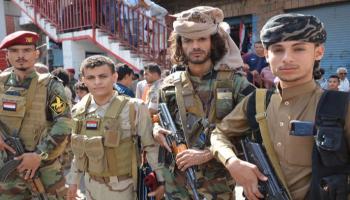 الإخواني غزوان المخلافي يقف مدججا بالسلاح