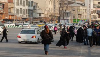 سيدة تمشي حاسرة الرأس في شوارع طهران تحديا لقانون الحجاب الإلزامي