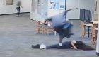 حمله وحشیانه یک دانش‌آموز به معلمش در آمریکا به دلیلی عجیب! (+ویدئو)