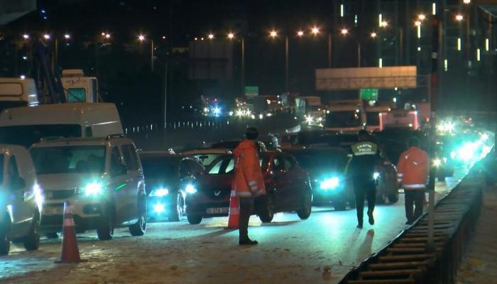 Avcılar TEM'de dorsesi açılan hafriyat kamyonu üst geçide çarptıktan sonra devrildi