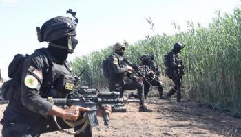 قوة من مكافحة من الإرهاب خلال عملية أمنية