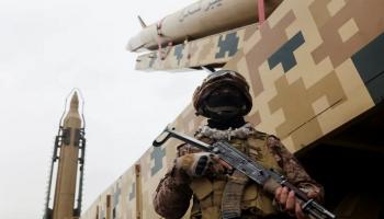 جندي بالقرب من صاروخ إيراني - أرشيفية