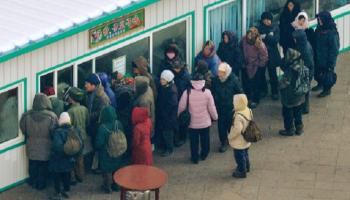 الكوريون الشماليون يتجمعون لشراء البطاطا الحلوة والكستناء