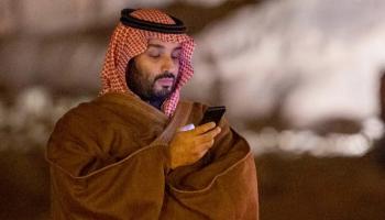 لقطة عفوية لولي العهد السعودي الأمير محمد بن سلمان بن عبدالعزيز يتصفح جواله