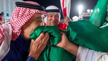 الملك سلمان يقبل علم السعودية