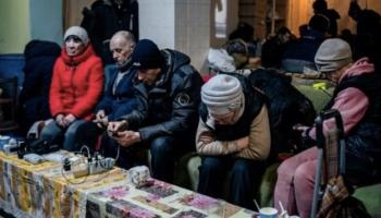 أوكرانيون بمركز للمساعدة الإنسانية في باخموت