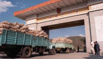 شاحنات كورية شمالية محملة بأكياس الذرة