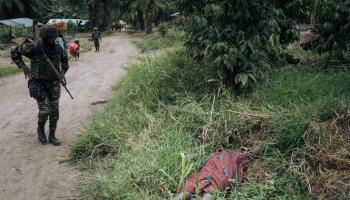 جندي كونغولي قرب امرأة قضت في هجوم لمتمردين
