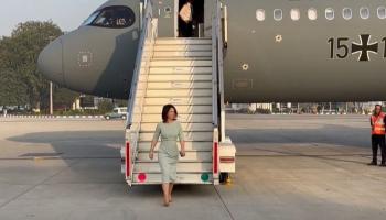 وزيرة الخارجية الألمانية لدى وصولها لنيودلهي