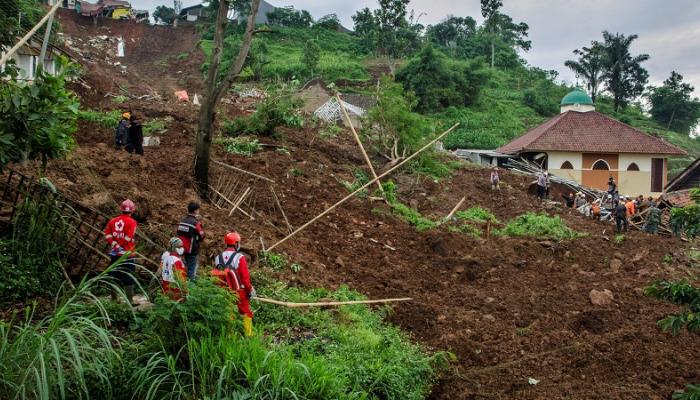 11 قتيلا و50 مفقودا بانزلاق تربة في إندونيسيا