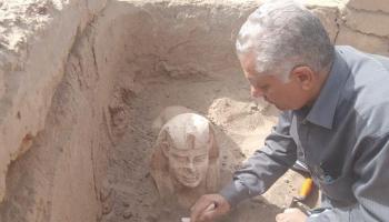 لحظة إخراج التمثال