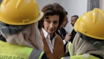 أودري أزولاي تستمع لمهندسين بموقع في الموصل