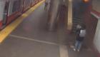فرو ریختن سقف مترو نزدیک بود جان یک دختر را بگیرد (+ویدئو)