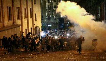 اشتباكات بين متظاهرين رافضين لمشروع القانون والشرطة في جورجيا