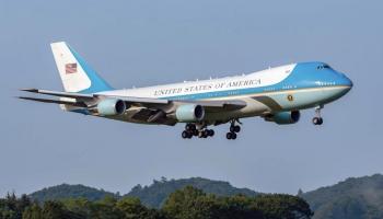 طائرة بايدن بالأزرق الفاتح والأبيض الكلاسيكيين