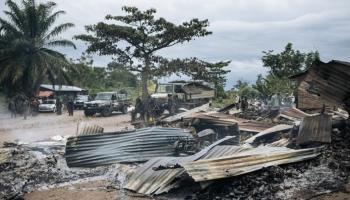 منازل محترقة قرب مدينة بيني بجمهورية الكونغو الديمقراطية - أرشيفية