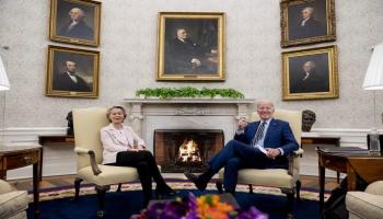 جانب من لقاء الرئيس الأمريكي بايدن ورئيسة المفوضية الأوروبية دير لاين