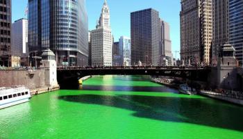 Chicago teint sa rivière en vert pour la Saint-Patrick