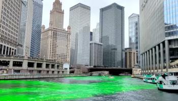 سبز شدن رنگ آب رودخانه شیکاگو (+ویدئو)