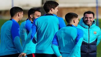 تشافي مع لاعبي برشلونة
