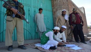 حراسة أمنية لموظفي الإحصاء في باكستان - الفرنسية