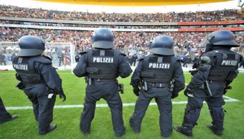 قوات الشرطة في ملاعب كرة القدم