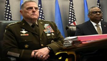 وزير الدفاع لويد أوستن إلى اليمين، ورئيس هيئة الأركان المشتركة الجنرال مارك ميلي