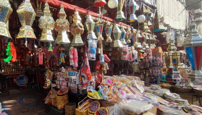 متجر لبيع الفوانيس في حي السيدة زينب وسط القاهرة
