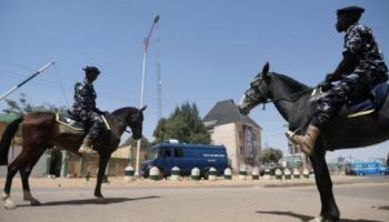 عنصرا شرطة أمام مركز انتخابي في كانو بنيجيريا- أرشيفية 