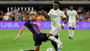 فينيسيوس جونيور ورونالد أراخو في مباراة برشلونة وريال مدريد