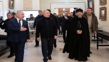 بوتين وحاكم سيفاستوبول يزوران مركزًا لفنون الأطفال في سيفاستوبول - رويترز