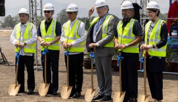 مسؤولون أمريكيون وفلبينيون خلال تدشين مشروع تطوير مدرج طائرات