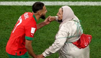 سفيان بوفال مع والدته في كأس العالم 2022