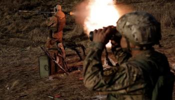 جنديان أوكرانيان بإحدى جبهات القتال- أرشيفية