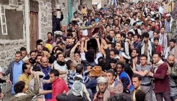 مشاهد مؤثرة من جنازة الناشط المكحل في إب